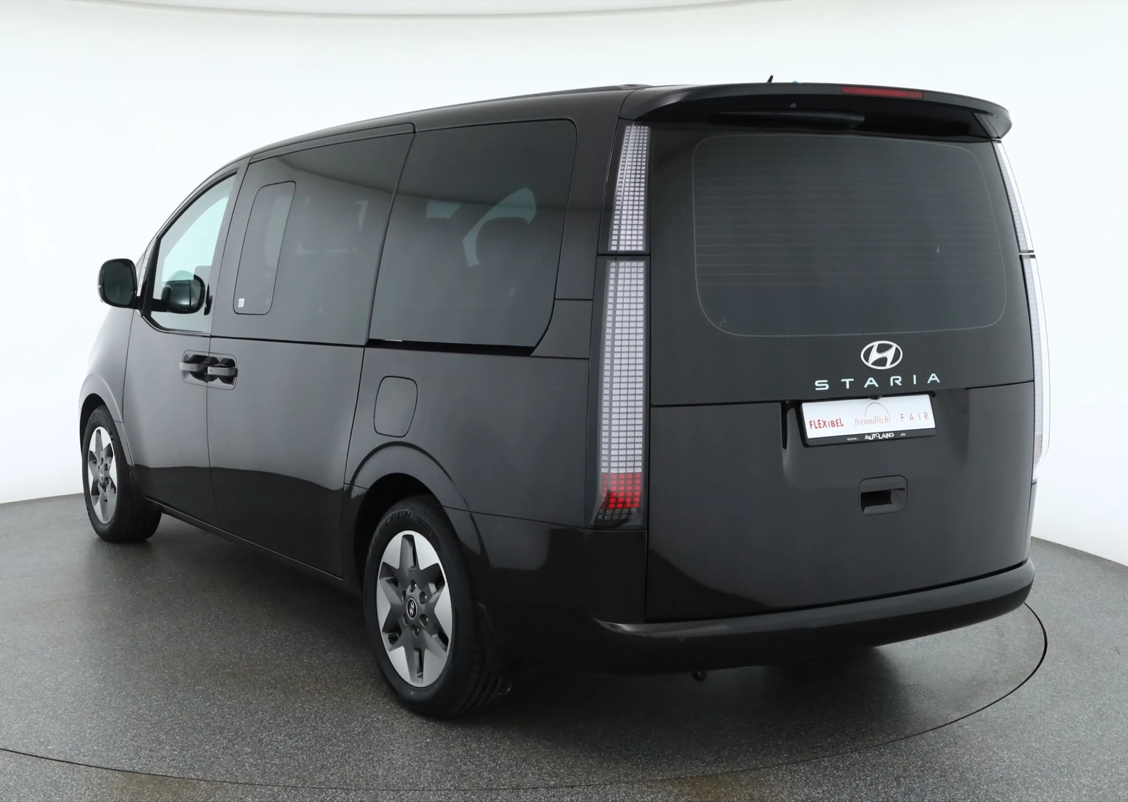 Hyundai STARIA 2.2 CRDi Prime 4WD 9-Sitzer LED Navi 360° — photo 3