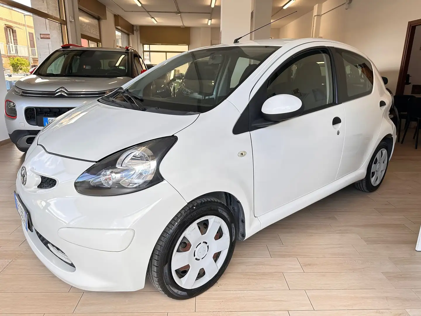 Toyota Aygo 1.0 12V VVT-i 5 porte Lounge Connect Weiß - 2