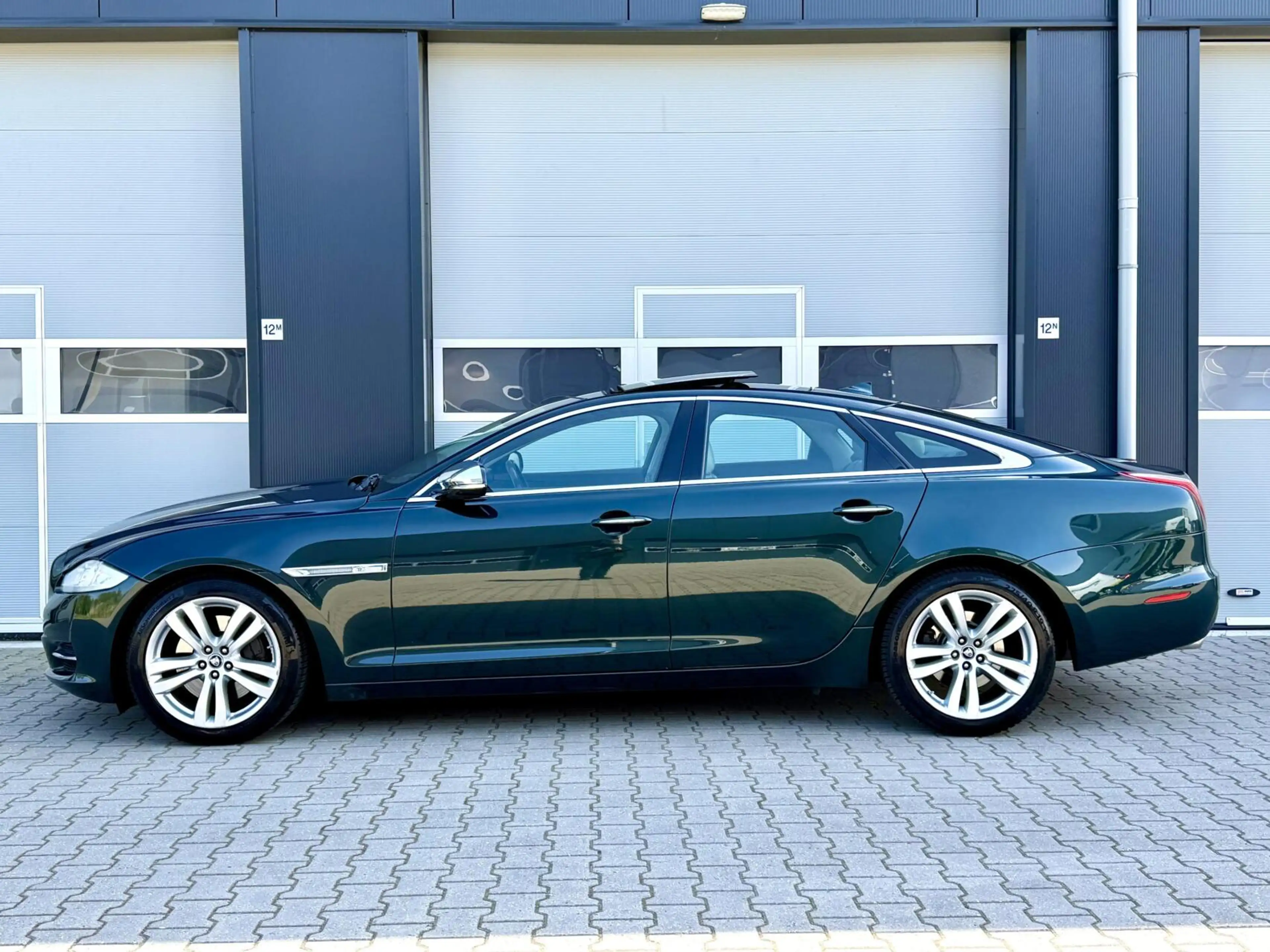 Jaguar XJ 3.0 V6 SC AWD Portfolio | Pano | British Racing Gr — photo 8