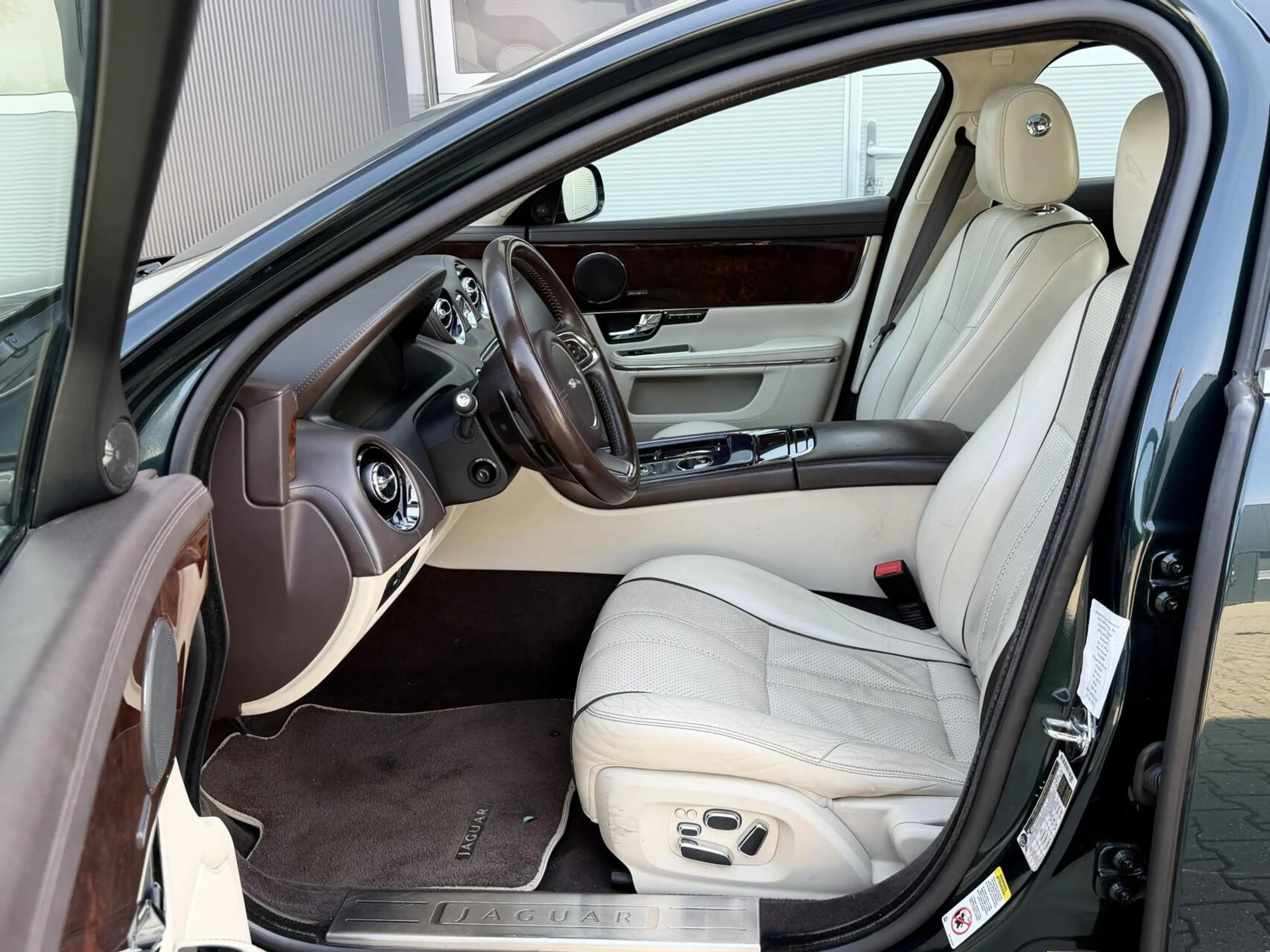 Jaguar XJ 3.0 V6 SC AWD Portfolio | Pano | British Racing Gr — photo 12