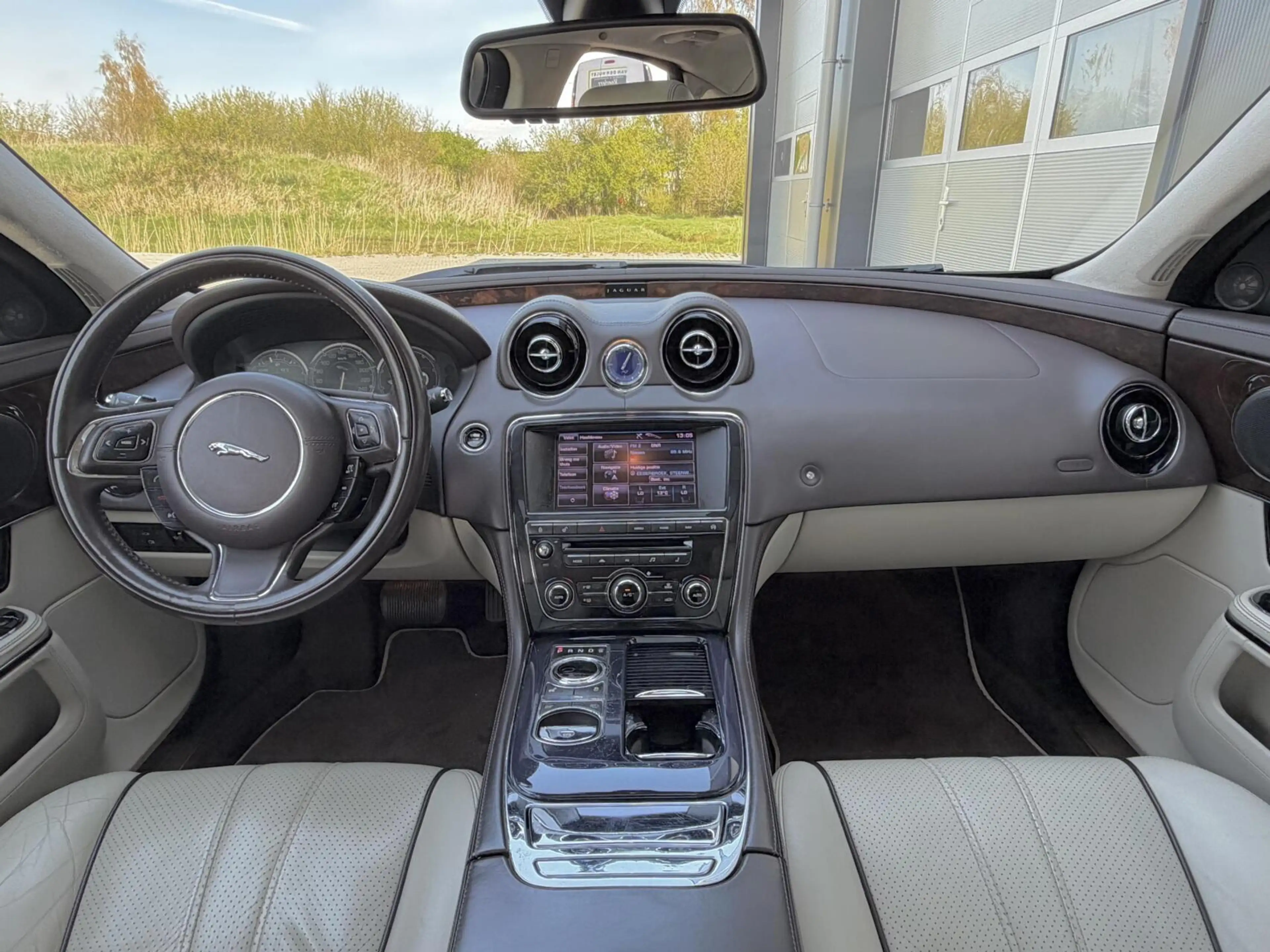 Jaguar XJ 3.0 V6 SC AWD Portfolio | Pano | British Racing Gr — photo 15