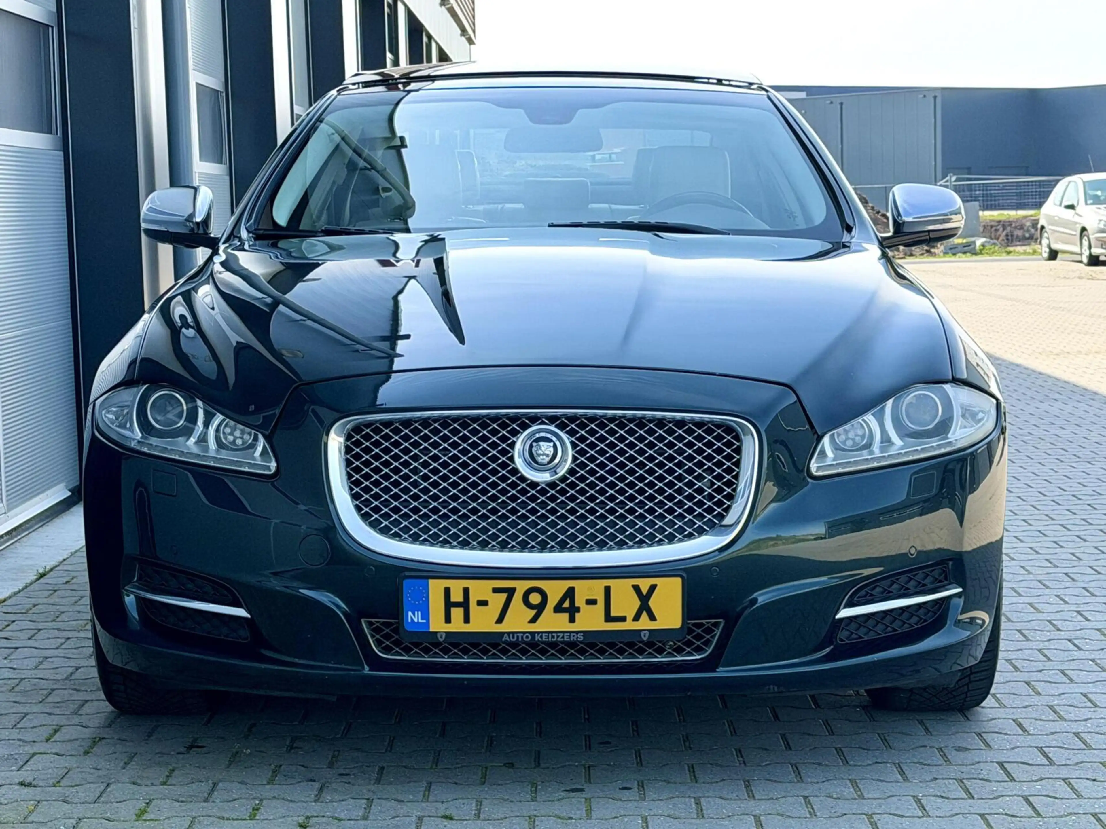 Jaguar XJ 3.0 V6 SC AWD Portfolio | Pano | British Racing Gr — photo 2
