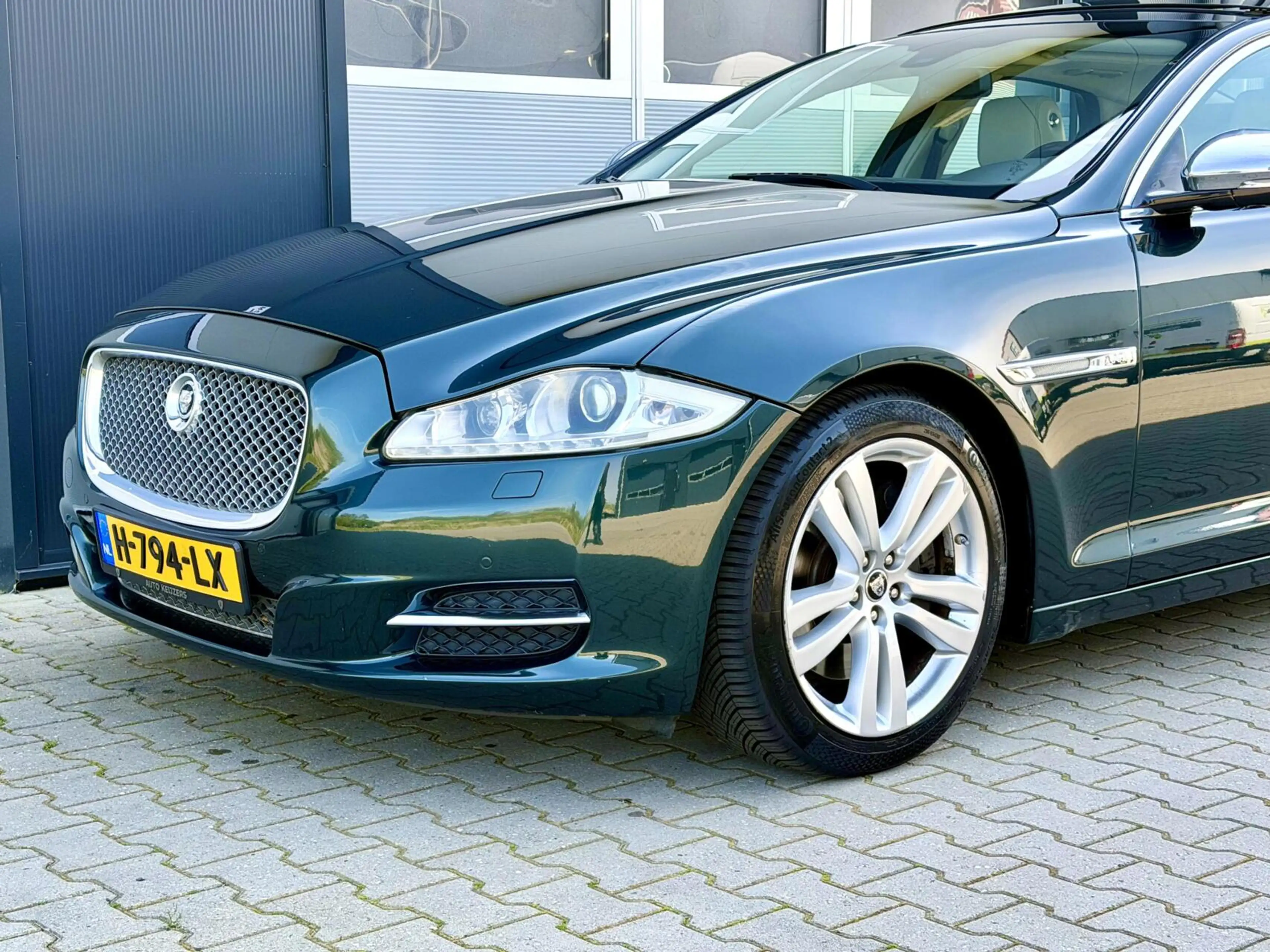 Jaguar XJ 3.0 V6 SC AWD Portfolio | Pano | British Racing Gr — photo 9