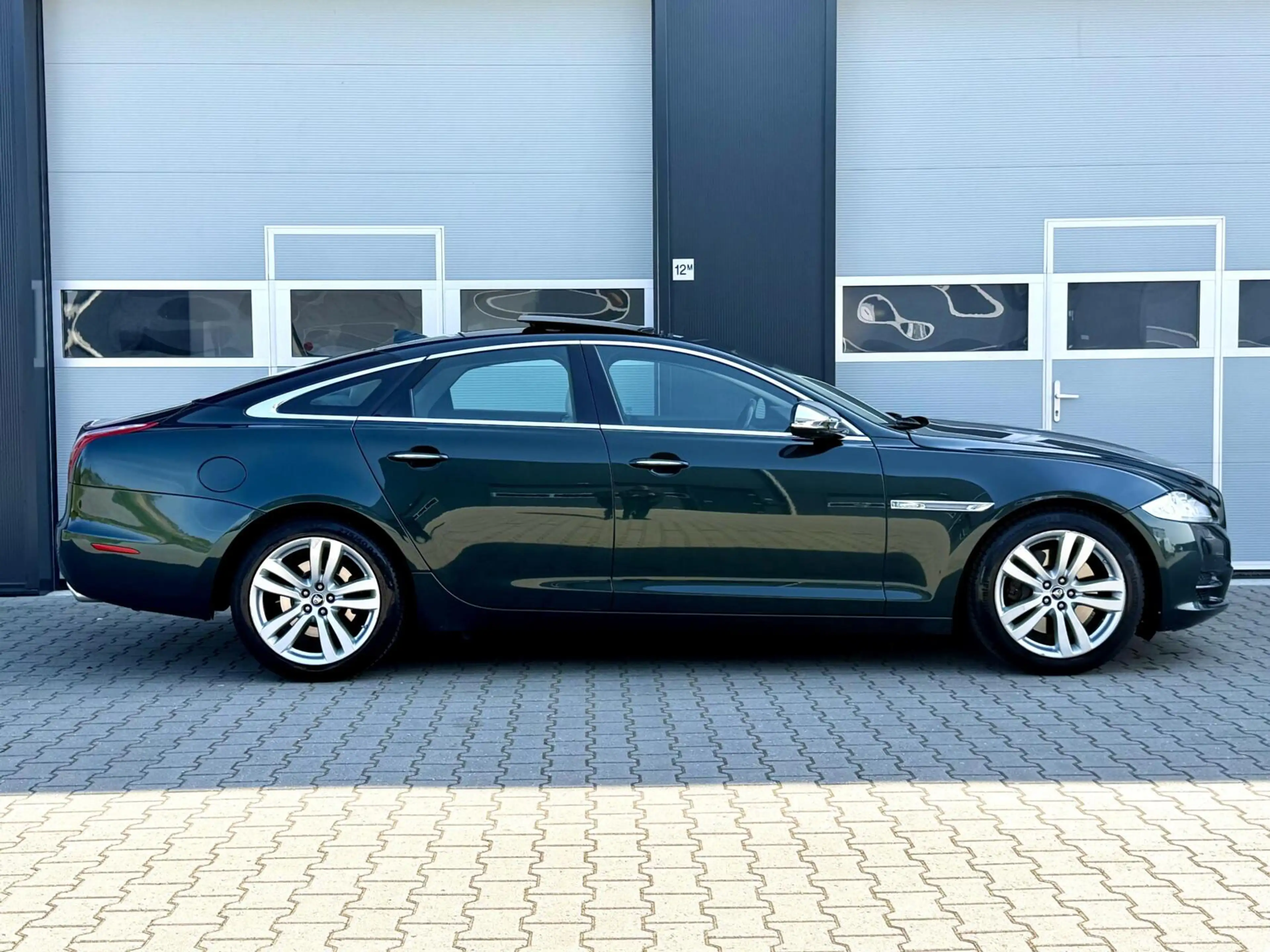 Jaguar XJ 3.0 V6 SC AWD Portfolio | Pano | British Racing Gr — photo 4