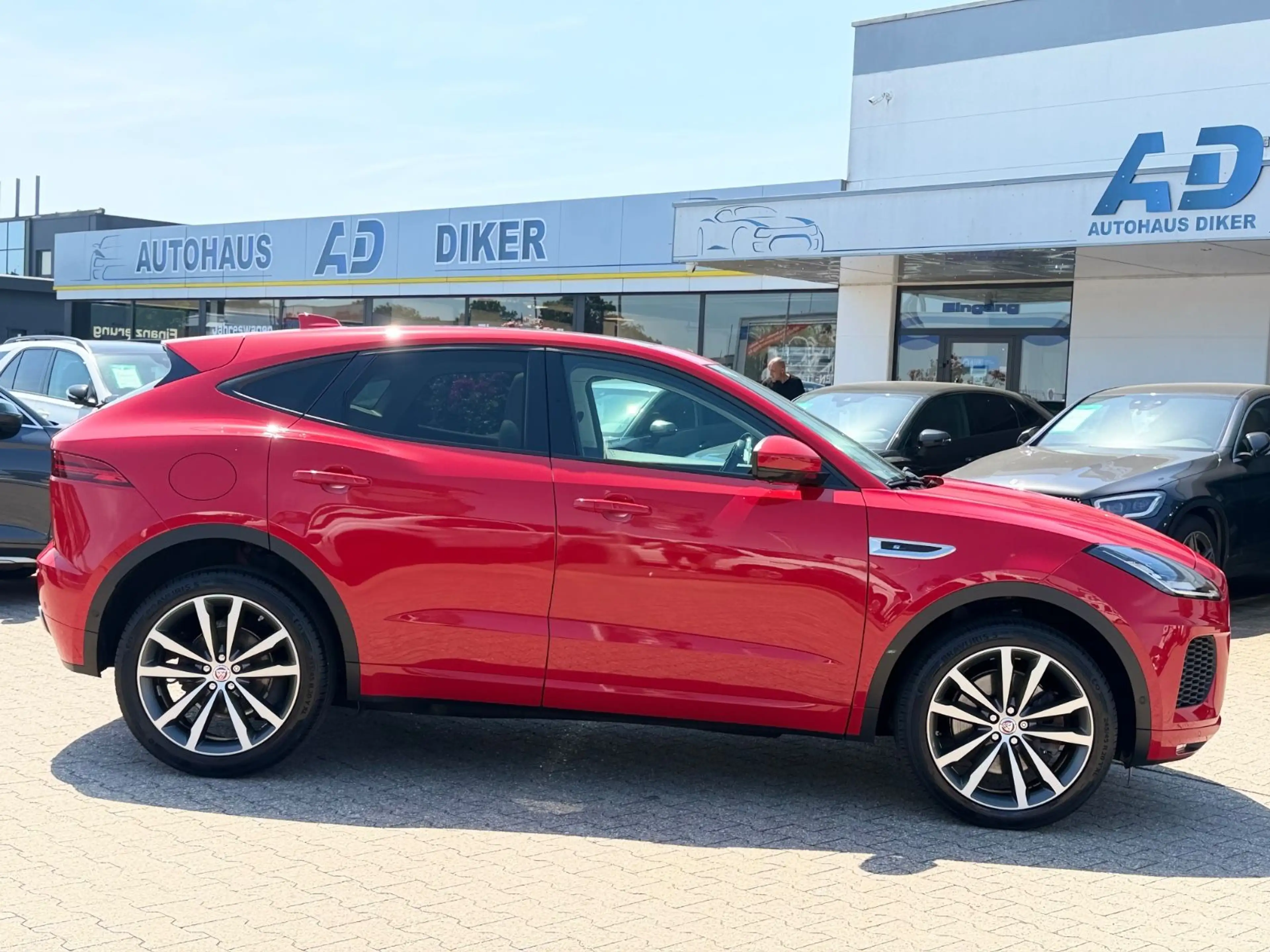 Jaguar E-Pace E-PACE R-Dynamic S AWD — photo 4