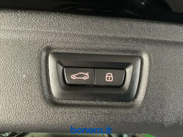 BMW 3 Series view 14