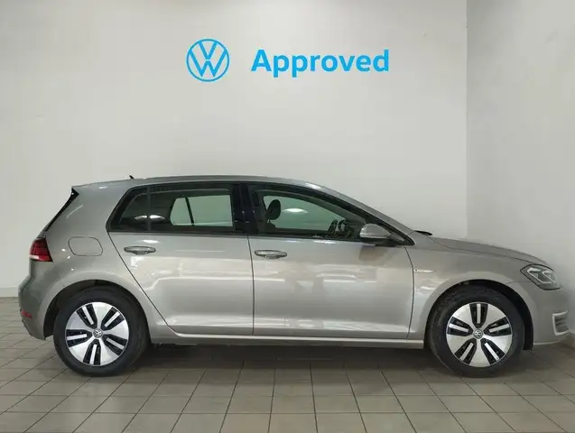 Volkswagen Golf view 3