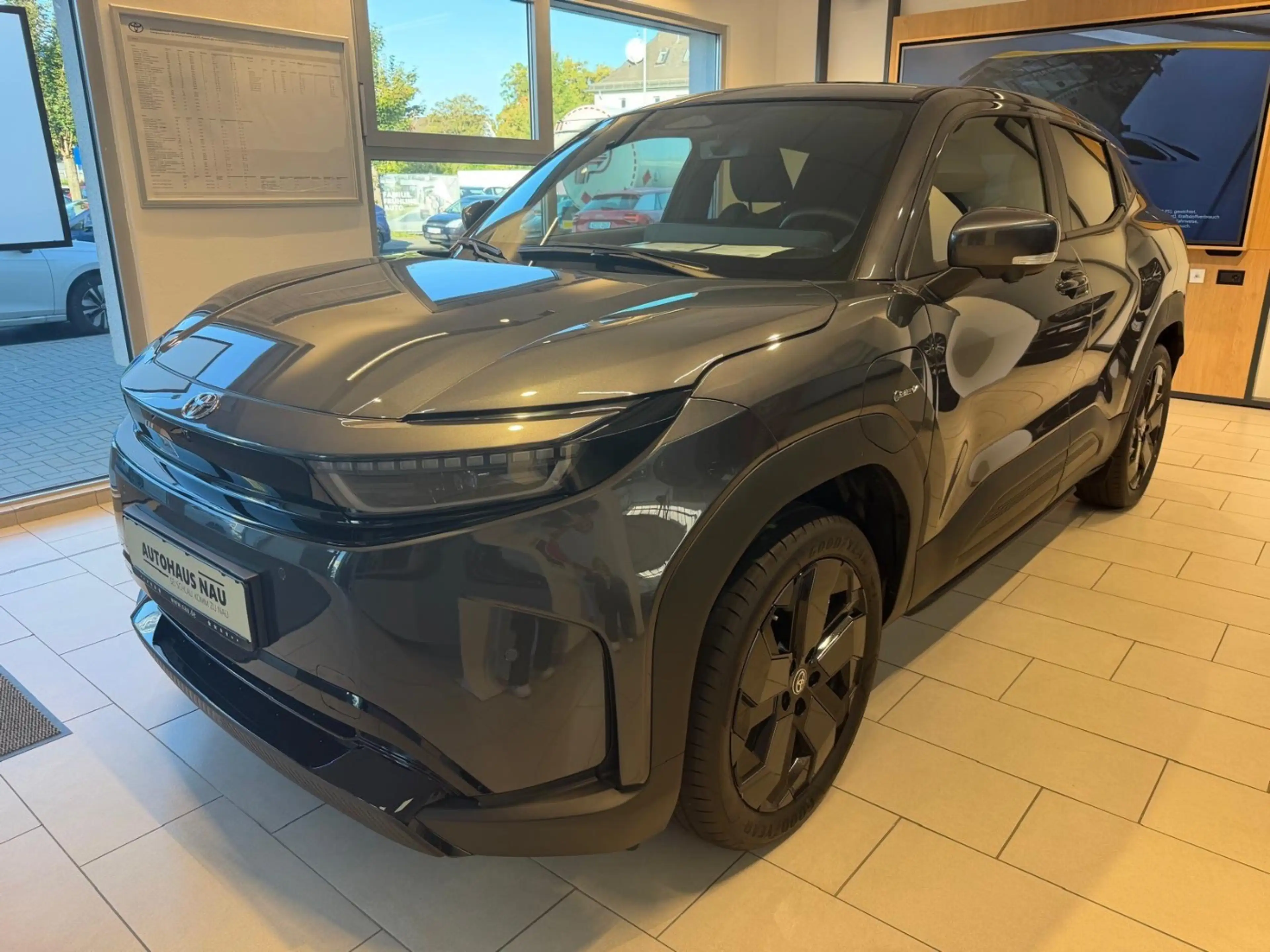 Toyota Urban Cruiser FWD Lounge ACC+LED+Pano+SD+SHZ+360 Standort Wetzla — photo 2