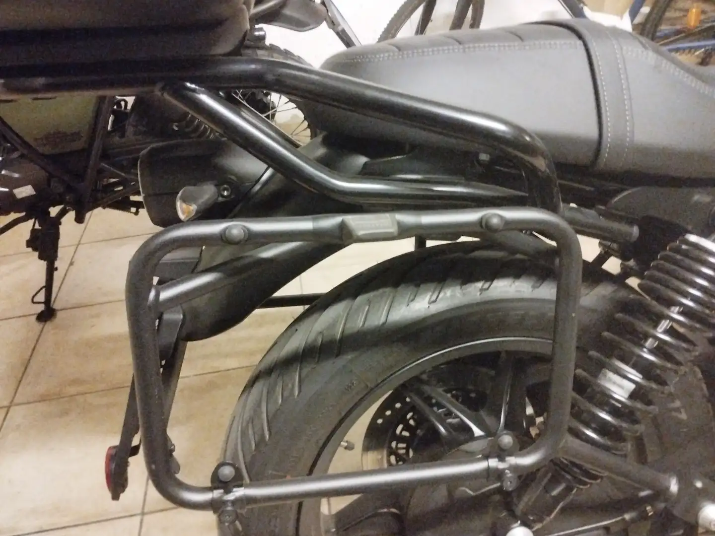 Moto Guzzi V 7 Stone Groen - 2