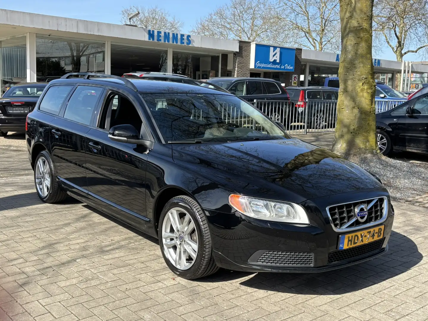 Volvo V70 2.0 T5 213pk 5 Cilinder Geartronic Zwart - 1