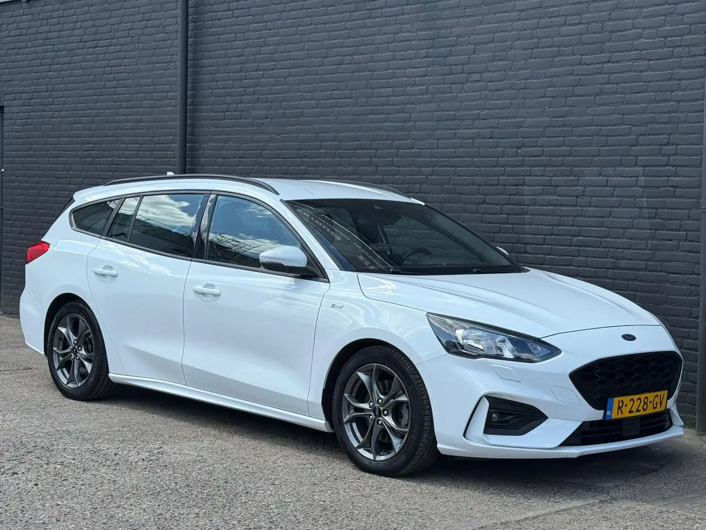 Ford Focus Wagon 2.0 EcoBlue ST Line X Business 1STE EIGEN | Wit - 1