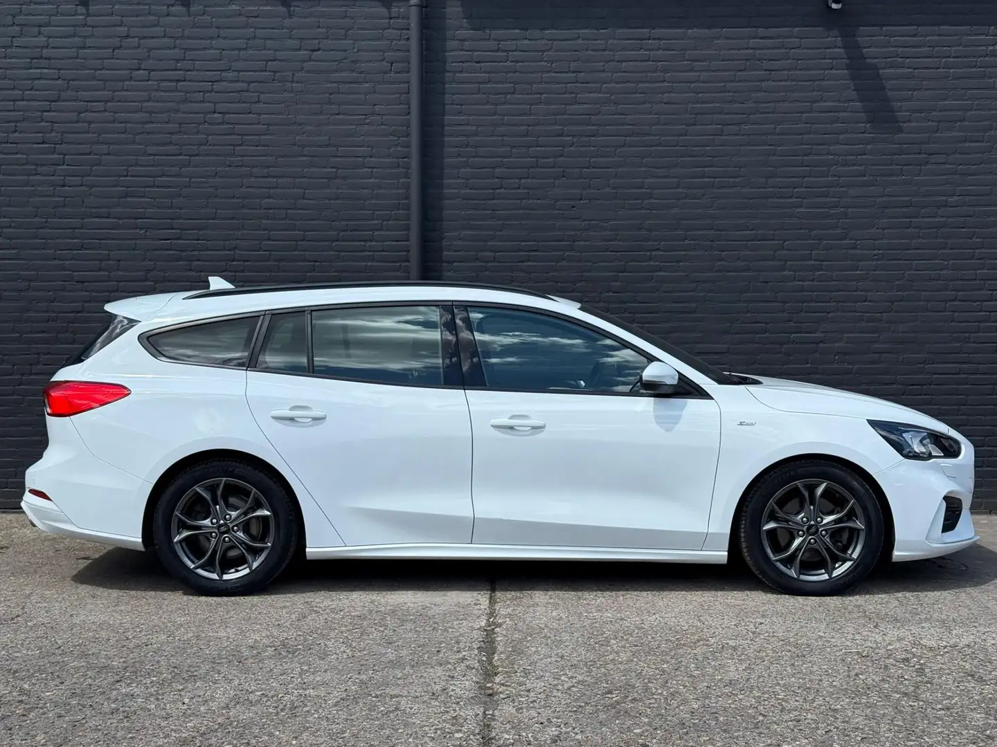 Ford Focus Wagon 2.0 EcoBlue ST Line X Business 1STE EIGEN | Wit - 2
