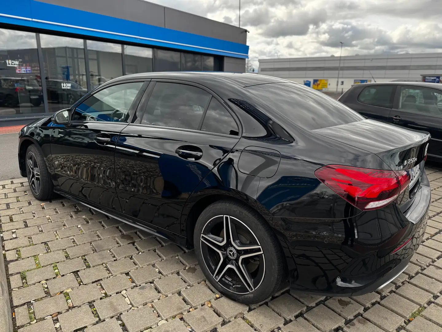 Mercedes-Benz A 250 A 250 e 8G-DCT Advanced AMG Line Schwarz - 1