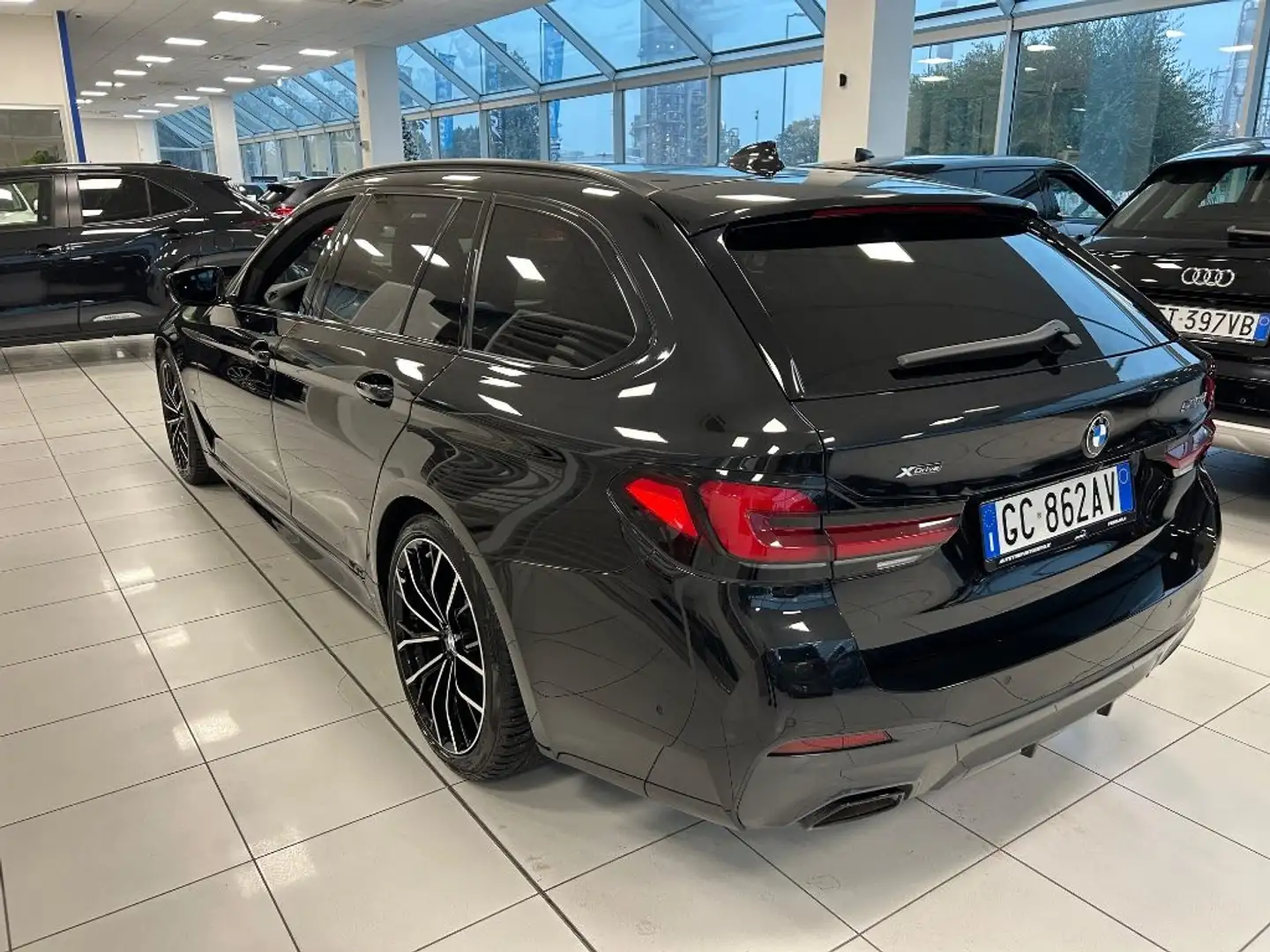 BMW 520 d 48V xDrive Touring Msport auto Zwart - 2