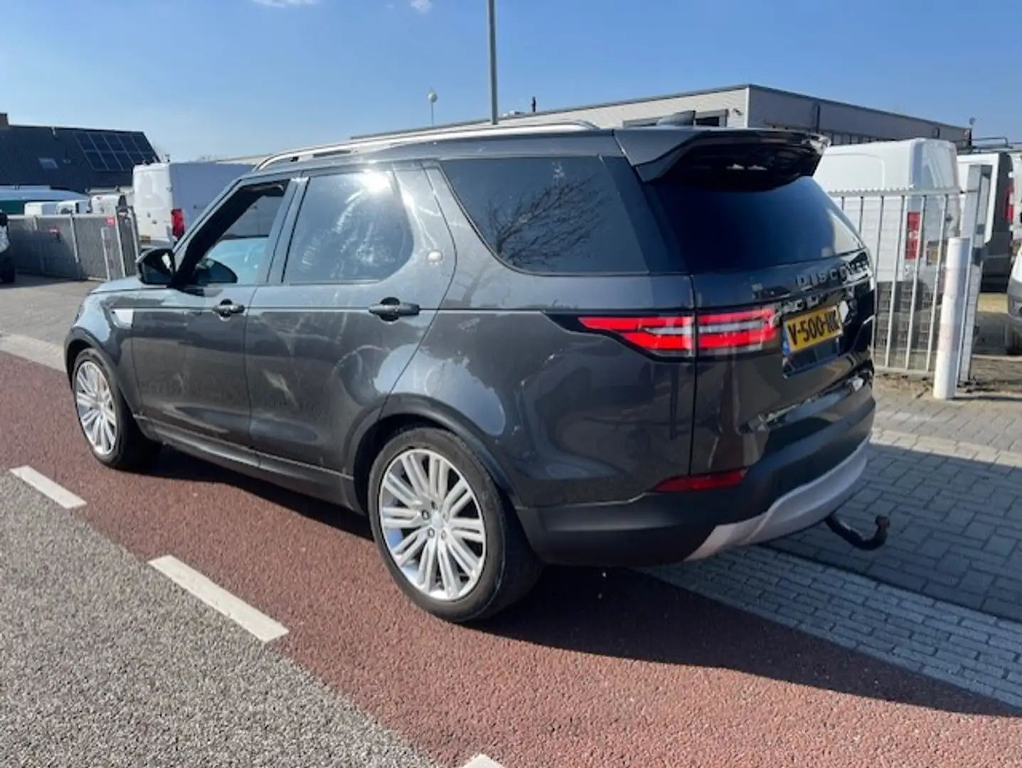Land Rover Discovery 5 3.0 Td6 HSE 5DRS VAN PANO LEER KLIMA Gris - 2