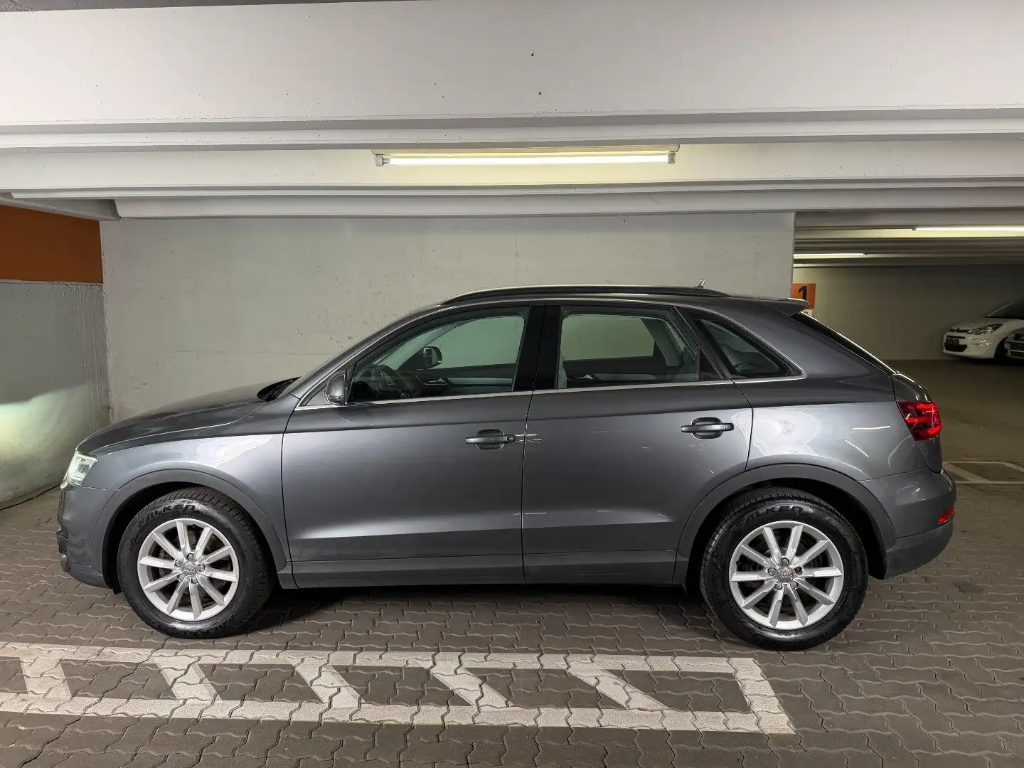 Audi Q3 2,0 TDI quattro Daylight S-tronic Grau - 2
