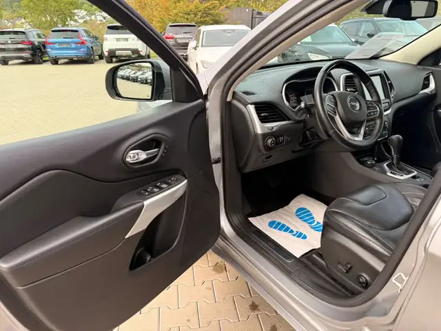 Jeep Cherokee view 8