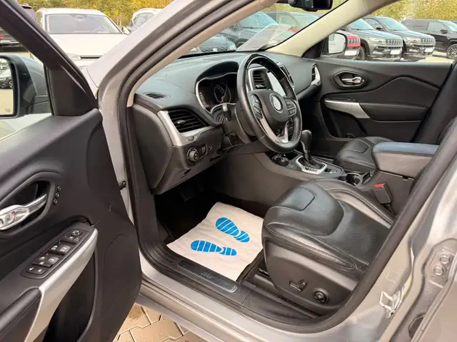 Jeep Cherokee view 9