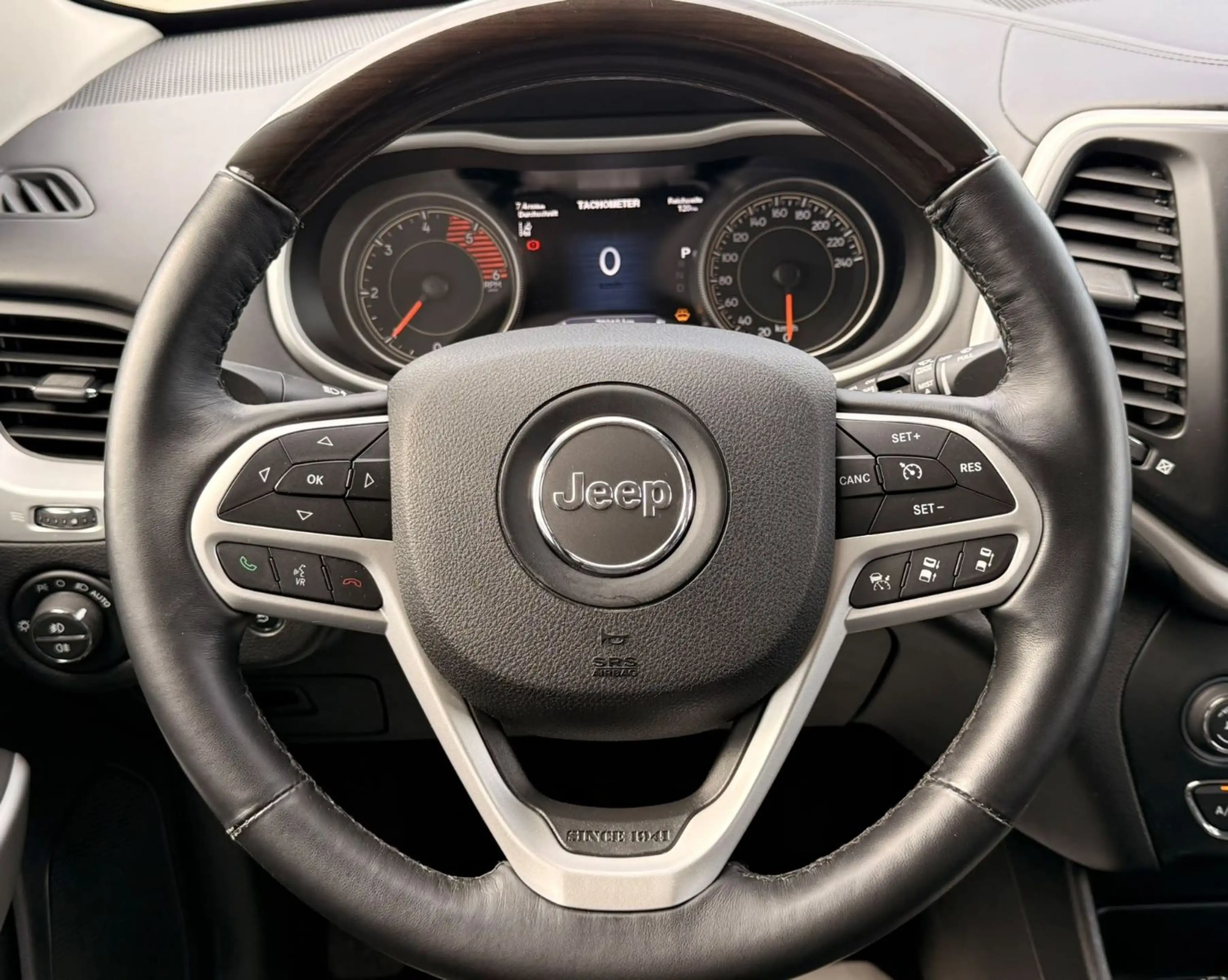 Jeep Cherokee 2.2 M.Jet 147kW 4x4 Overland — photo 12