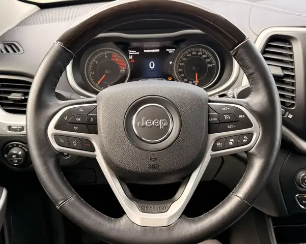 Jeep Cherokee view 12