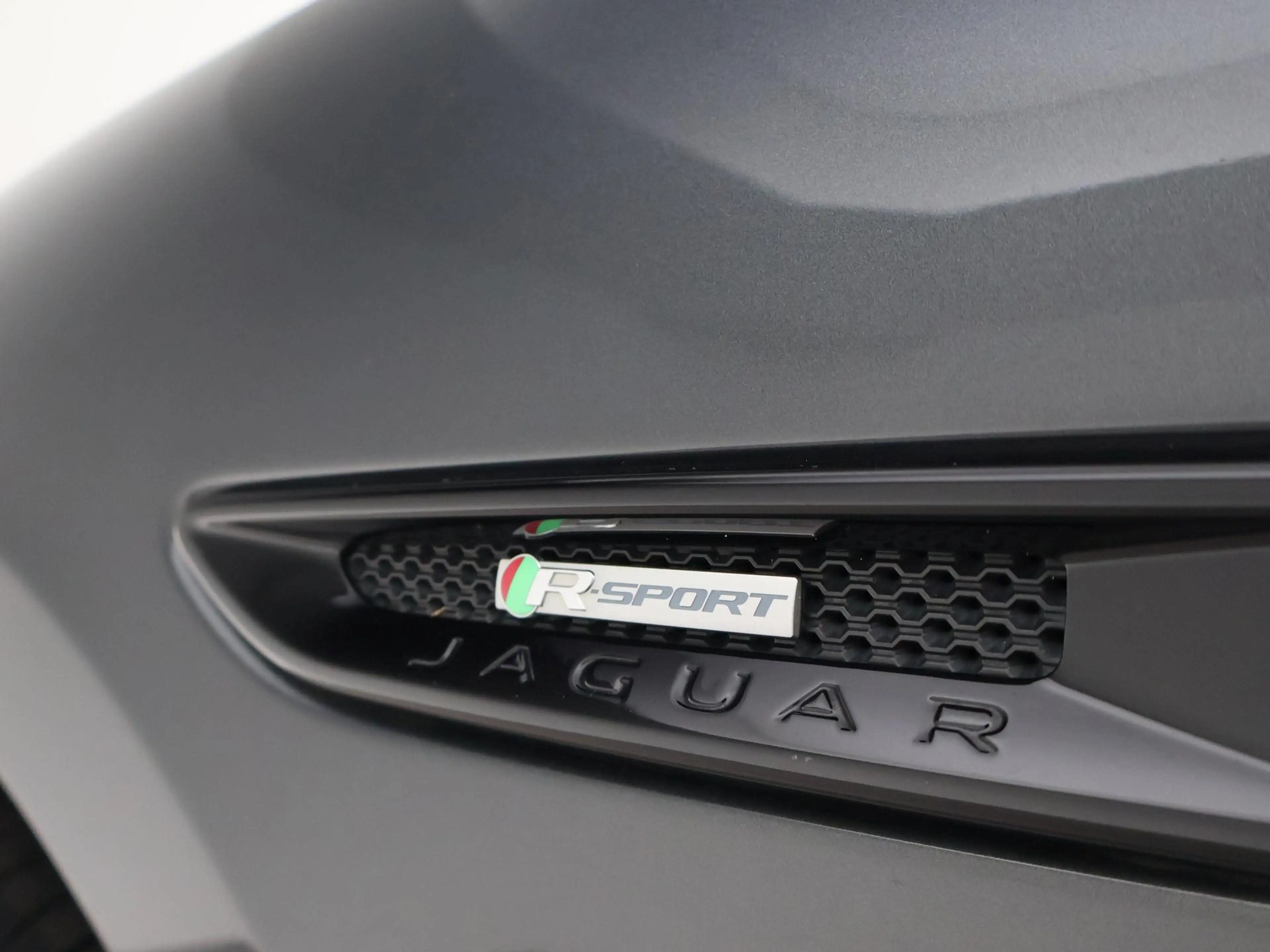 Jaguar F-Pace 2.0T 250 PK AWD R-SPORT + PANORAMA | ADAPTIVE CC | — photo 15