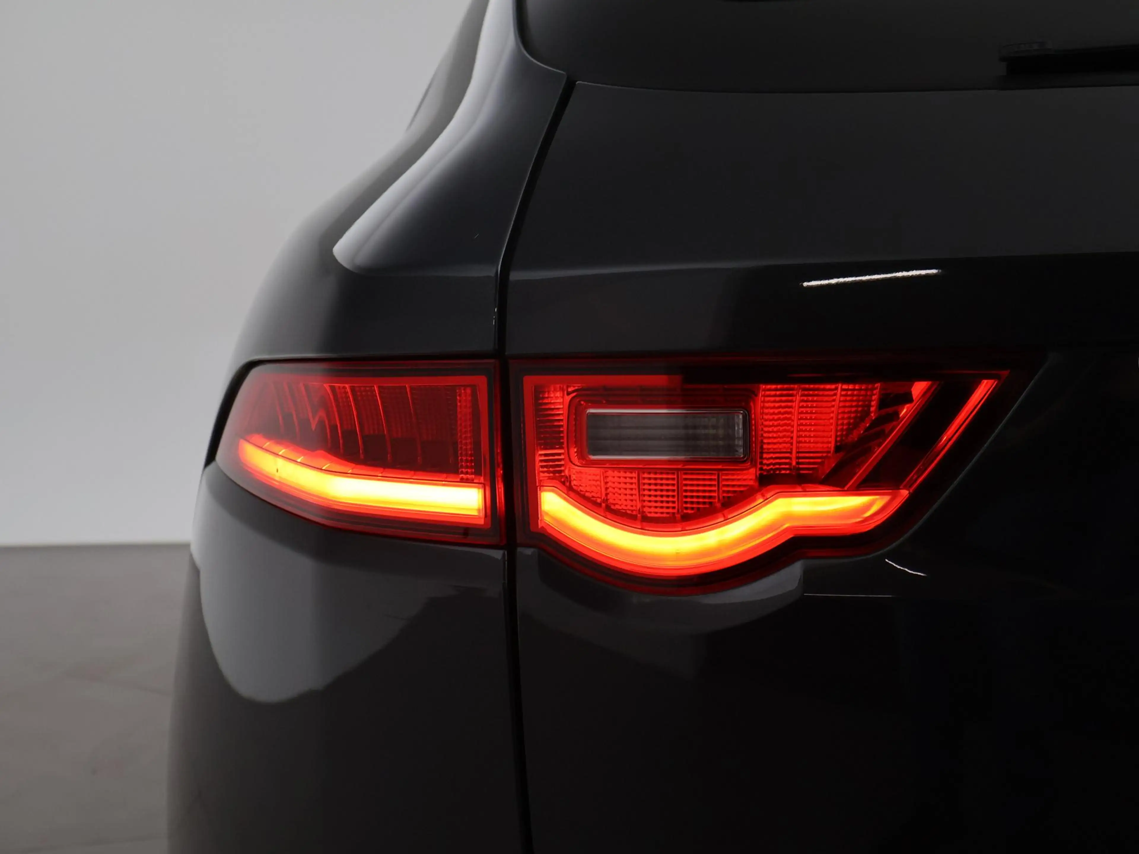 Jaguar F-Pace 2.0T 250 PK AWD R-SPORT + PANORAMA | ADAPTIVE CC | — photo 17