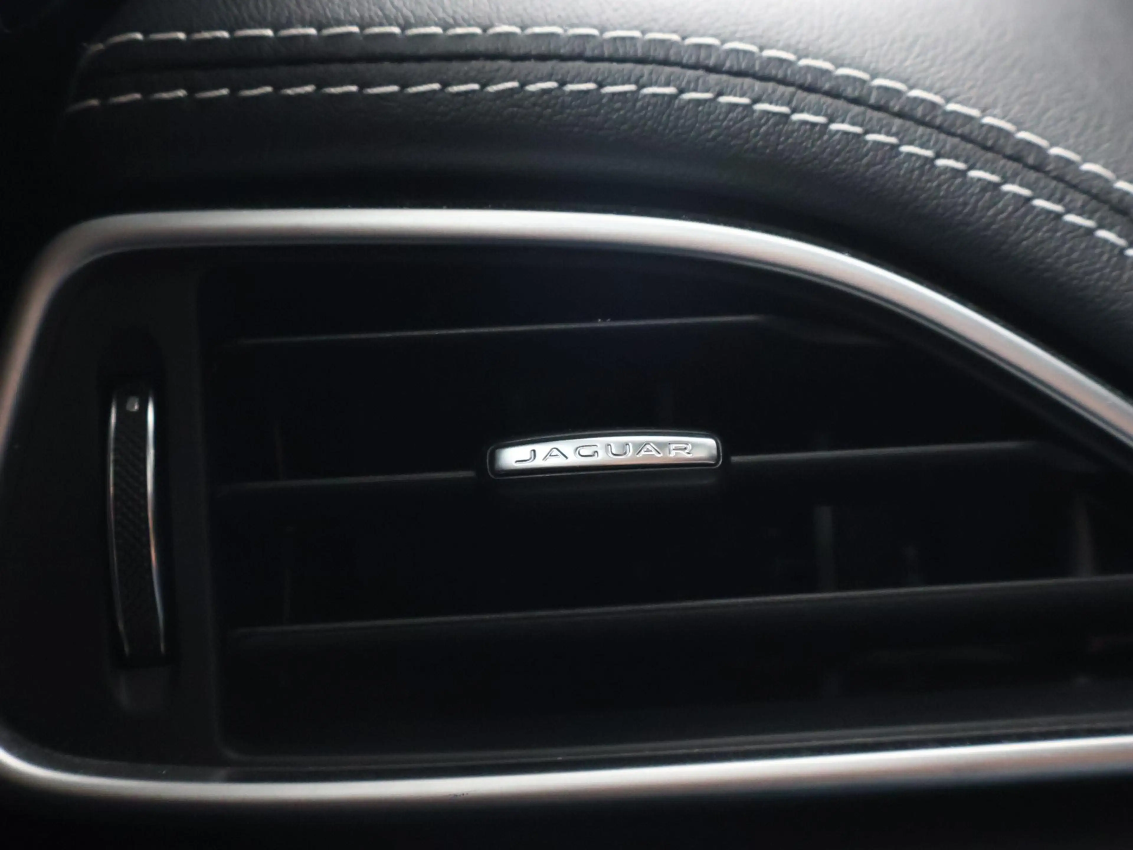 Jaguar F-Pace 2.0T 250 PK AWD R-SPORT + PANORAMA | ADAPTIVE CC | — photo 34
