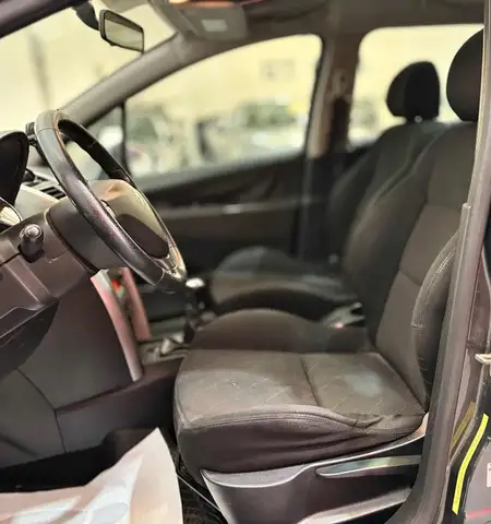 Peugeot 207 view 11
