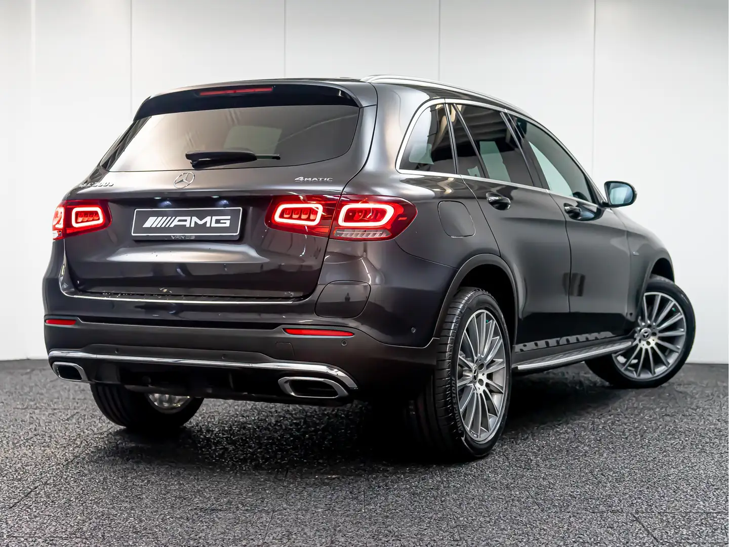 Mercedes-Benz GLC 300 GLC 300e 4MATIC AMG Line | Pano | Burmester | Trek Grijs - 2
