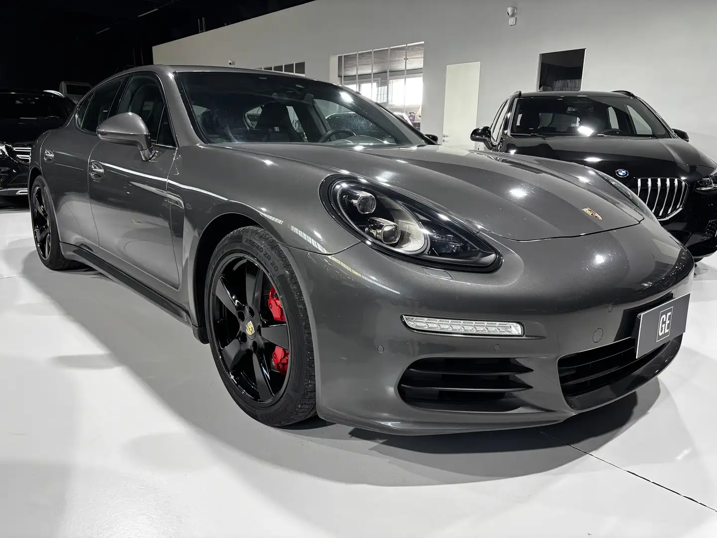 Porsche Panamera 3.0 300cv Gris - 2