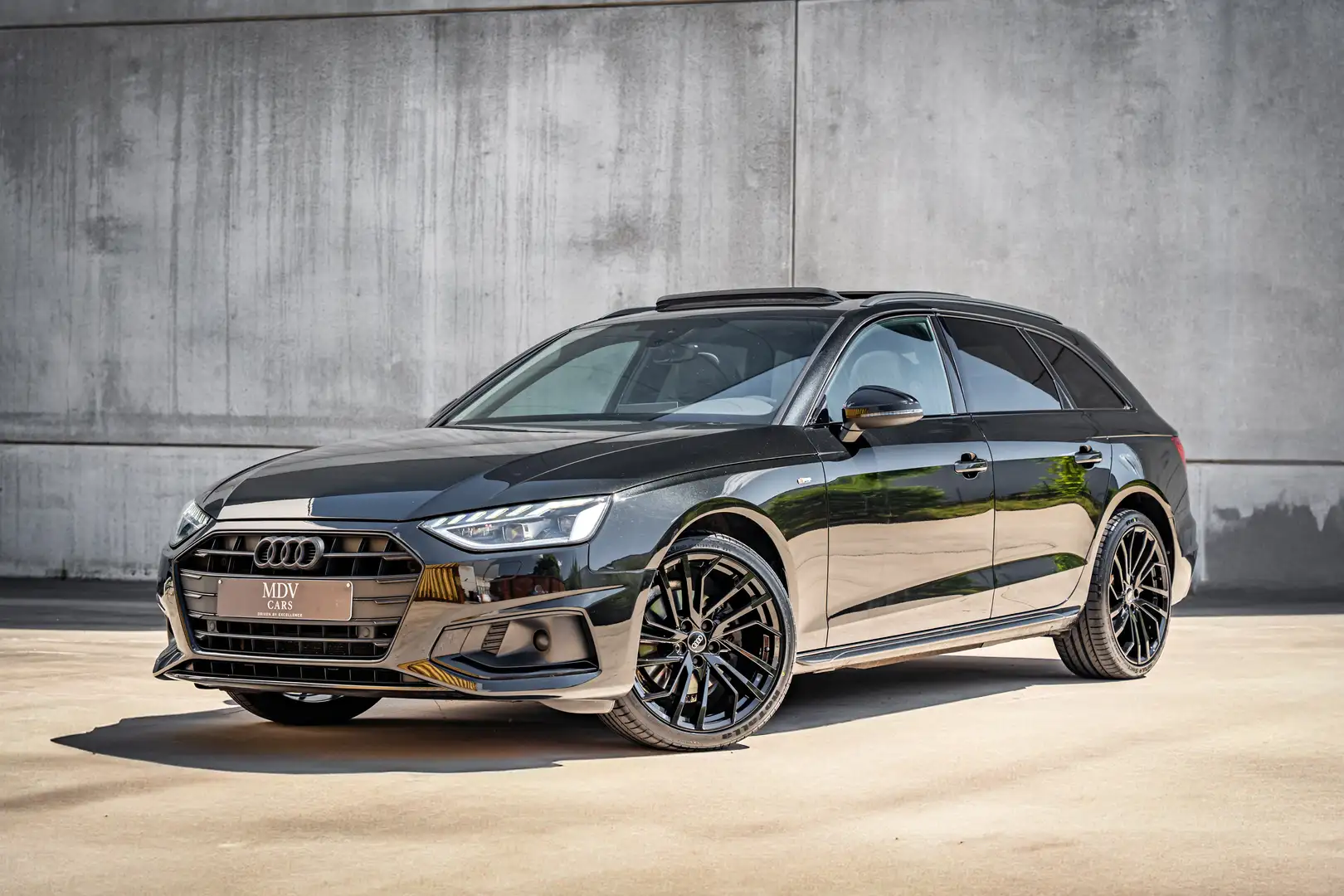 Audi A4 S-line-look-panoramique*fulloption Noir - 1