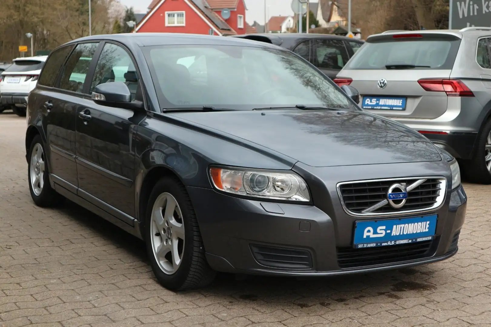 Volvo V50 Kombi D2 Kinetic *1.HAND/XENON/SHZ/AHK* Grau - 1