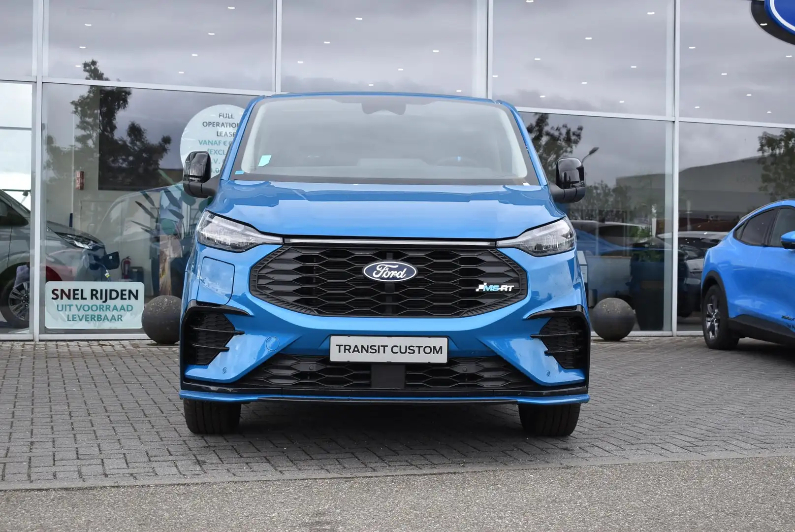 Ford E-Transit Cust. 320 L2H1 MS-RT 65 kWh DC | Uit Voorraad Leve Modrá - 2