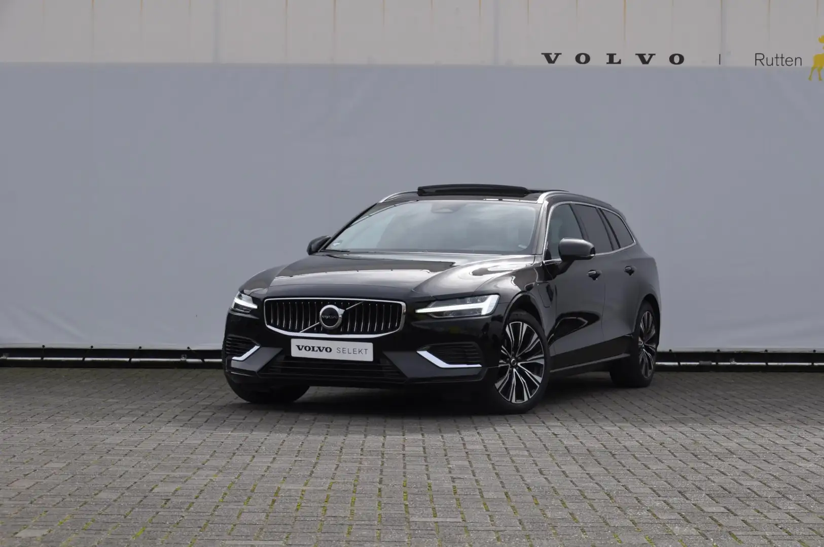 Volvo V60 T6 350pk Autmomaat Recharge AWD Plus Bright Pilot Schwarz - 2