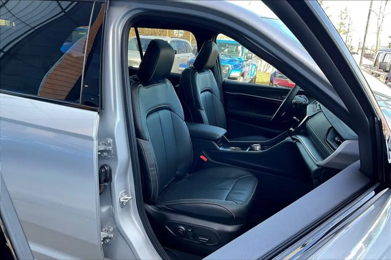 Jeep Grand Cherokee снимка Jeep Grand Cherokee