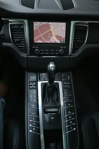 Porsche Macan view 15