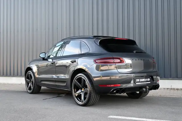 Porsche Macan view 3