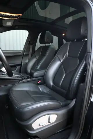 Porsche Macan view 11