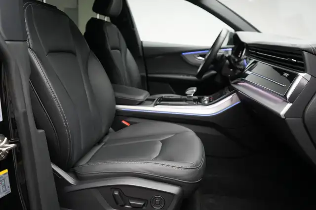 Audi Q8 view 7