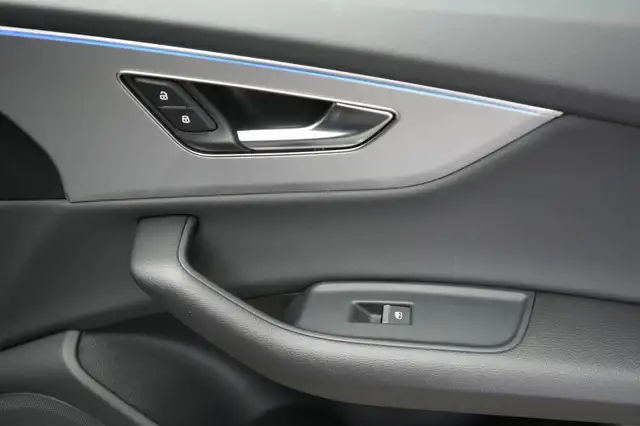Audi Q8 view 9