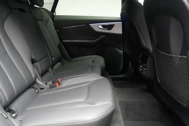 Audi Q8 view 10