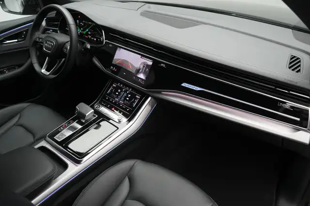 Audi Q8 view 8