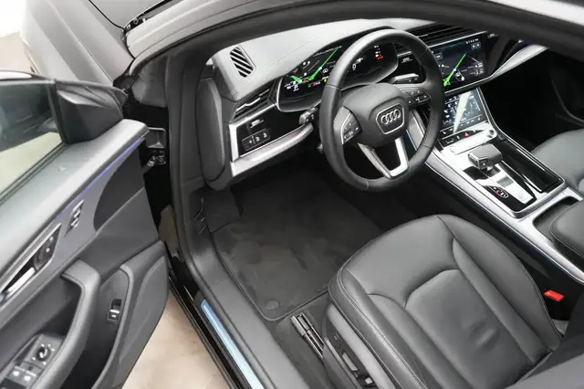 Audi Q8 view 14
