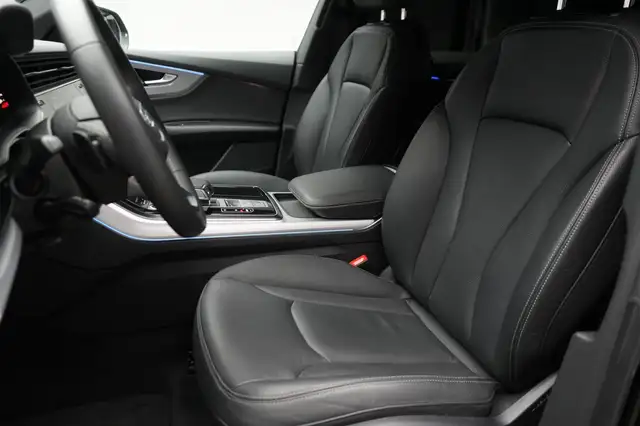 Audi Q8 view 12