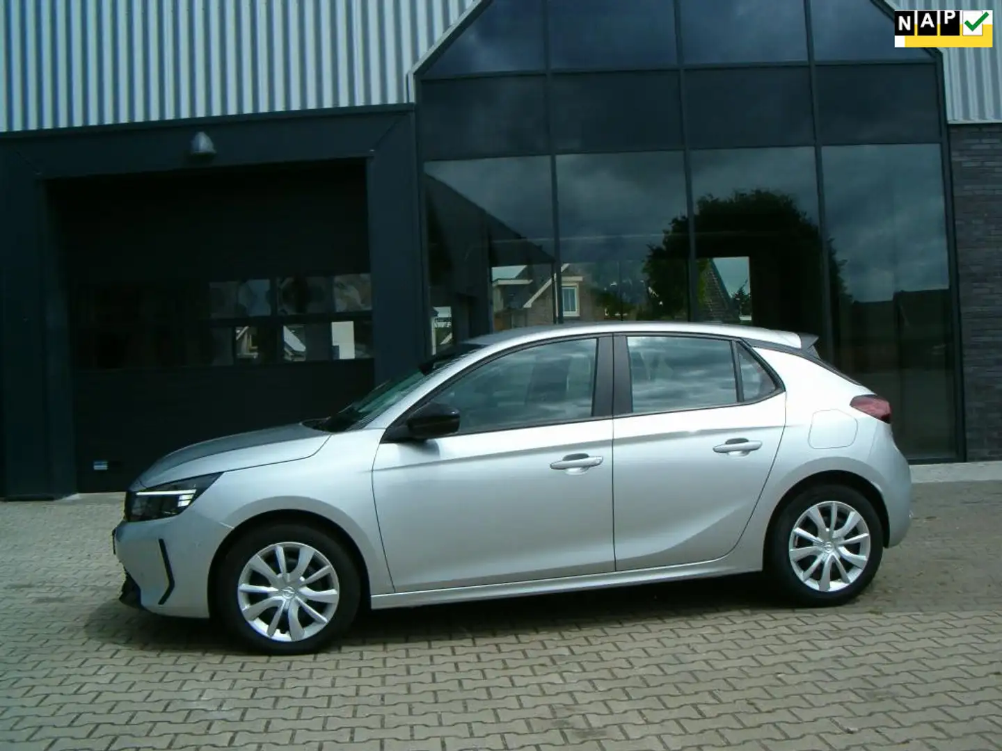 Opel Corsa 1.2 Edition + winterpakket Grijs - 1