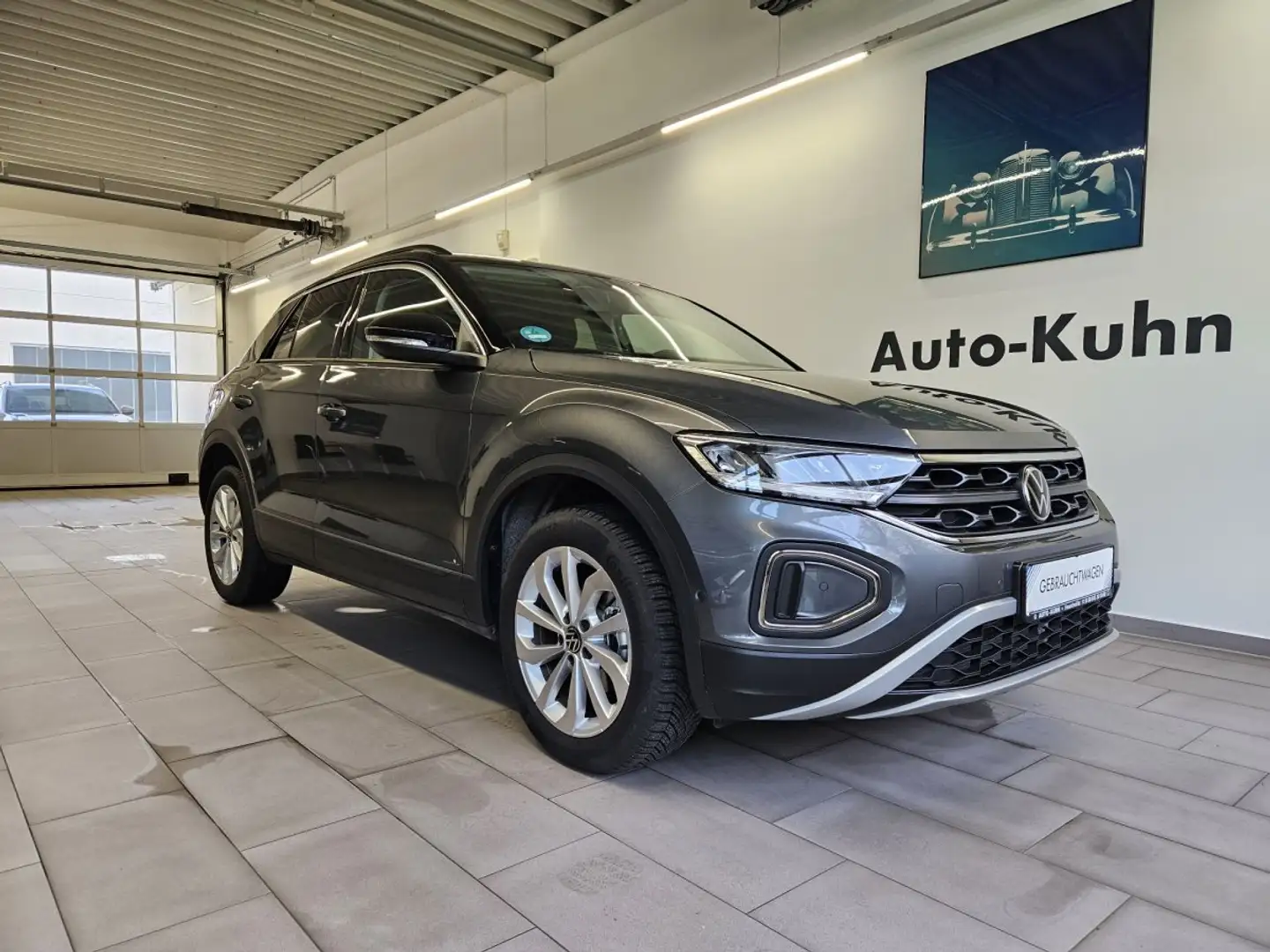 Volkswagen T-Roc 1,5 TSI 110KW DSG Life Nav,ACC,Ganzjr,Rfk Grau - 1