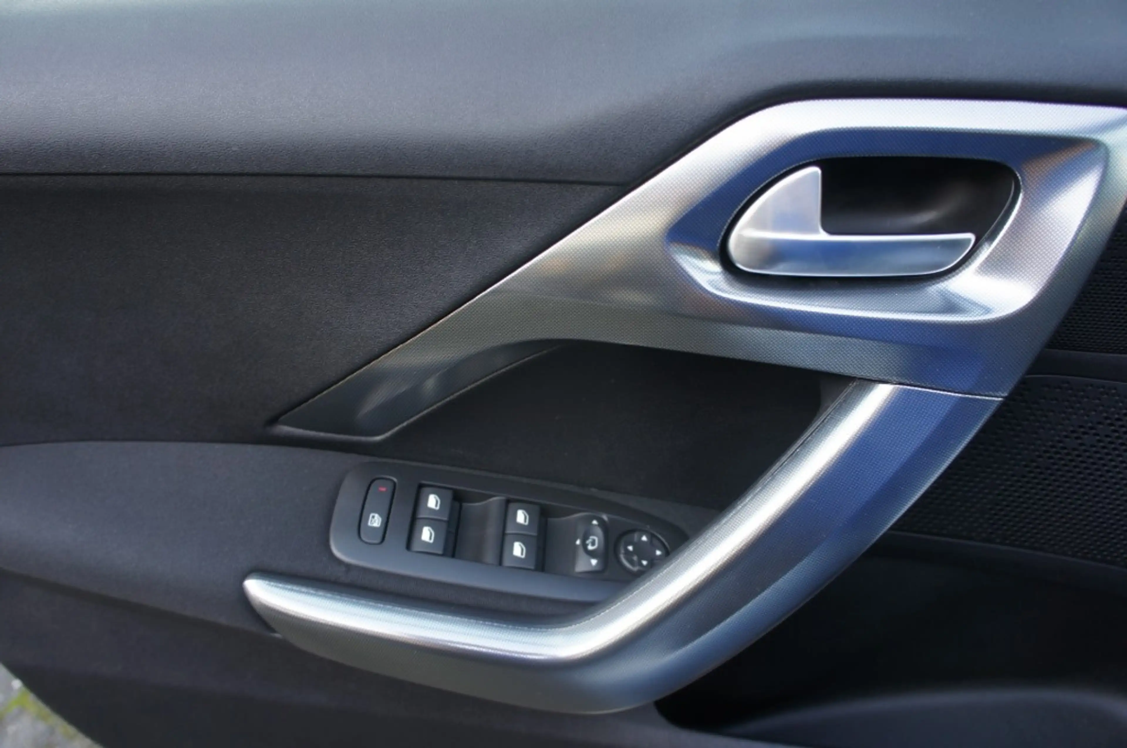 Peugeot 2008 1.2 PURETECH ALLURE NAVI/PANO/APPLECARPLAY-ANDROID — photo 15