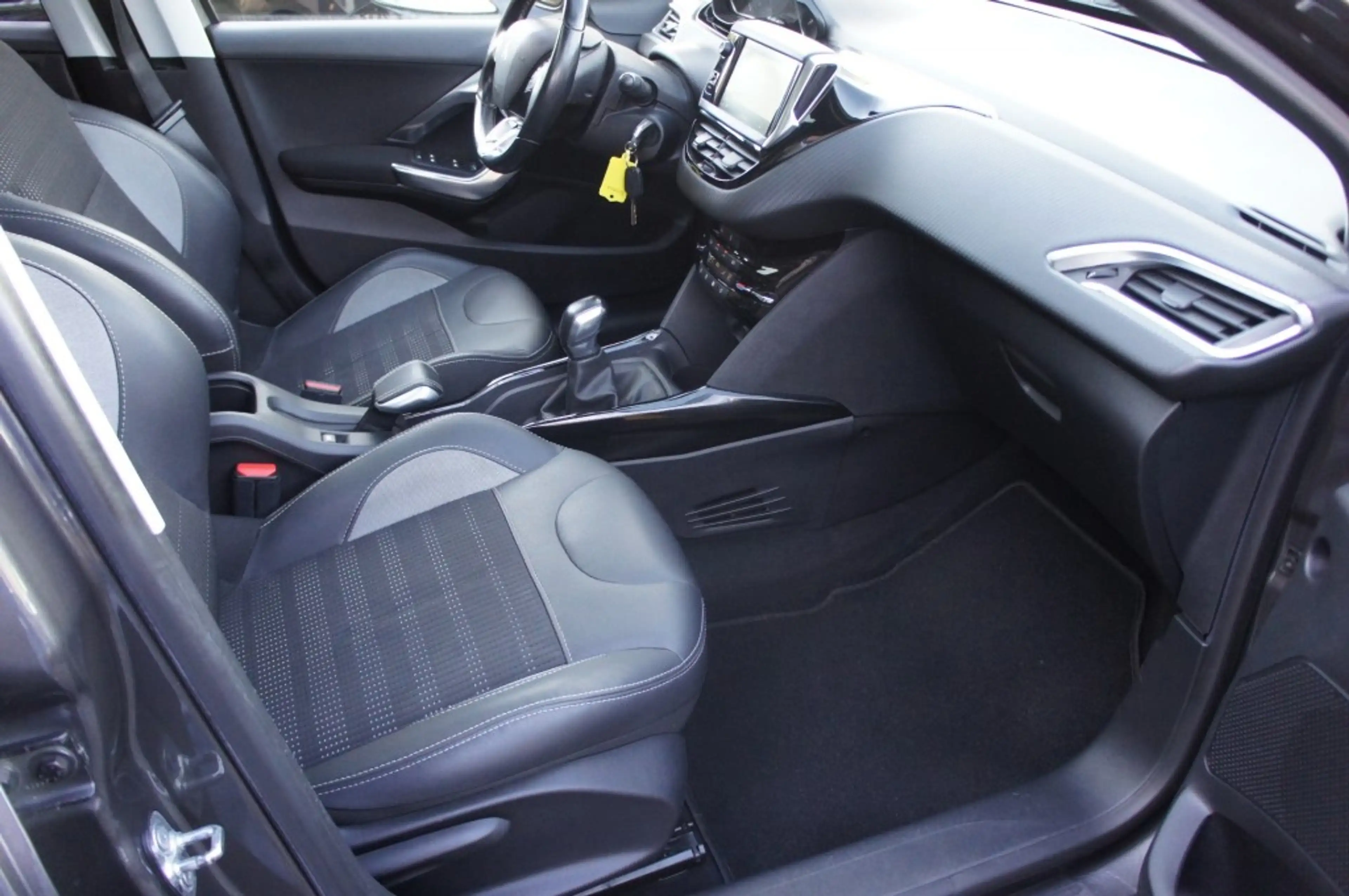 Peugeot 2008 1.2 PURETECH ALLURE NAVI/PANO/APPLECARPLAY-ANDROID — photo 8