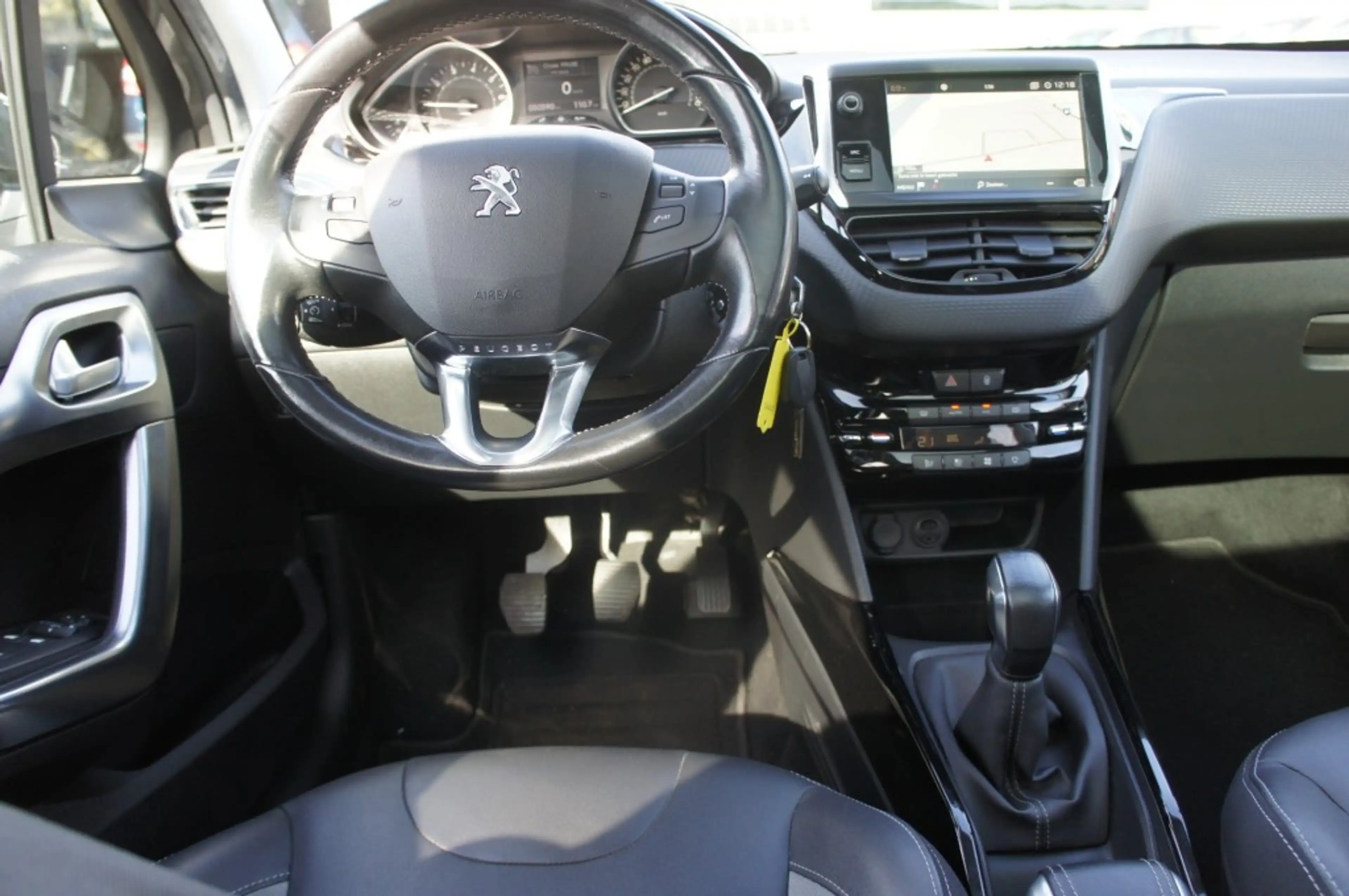Peugeot 2008 1.2 PURETECH ALLURE NAVI/PANO/APPLECARPLAY-ANDROID — photo 9