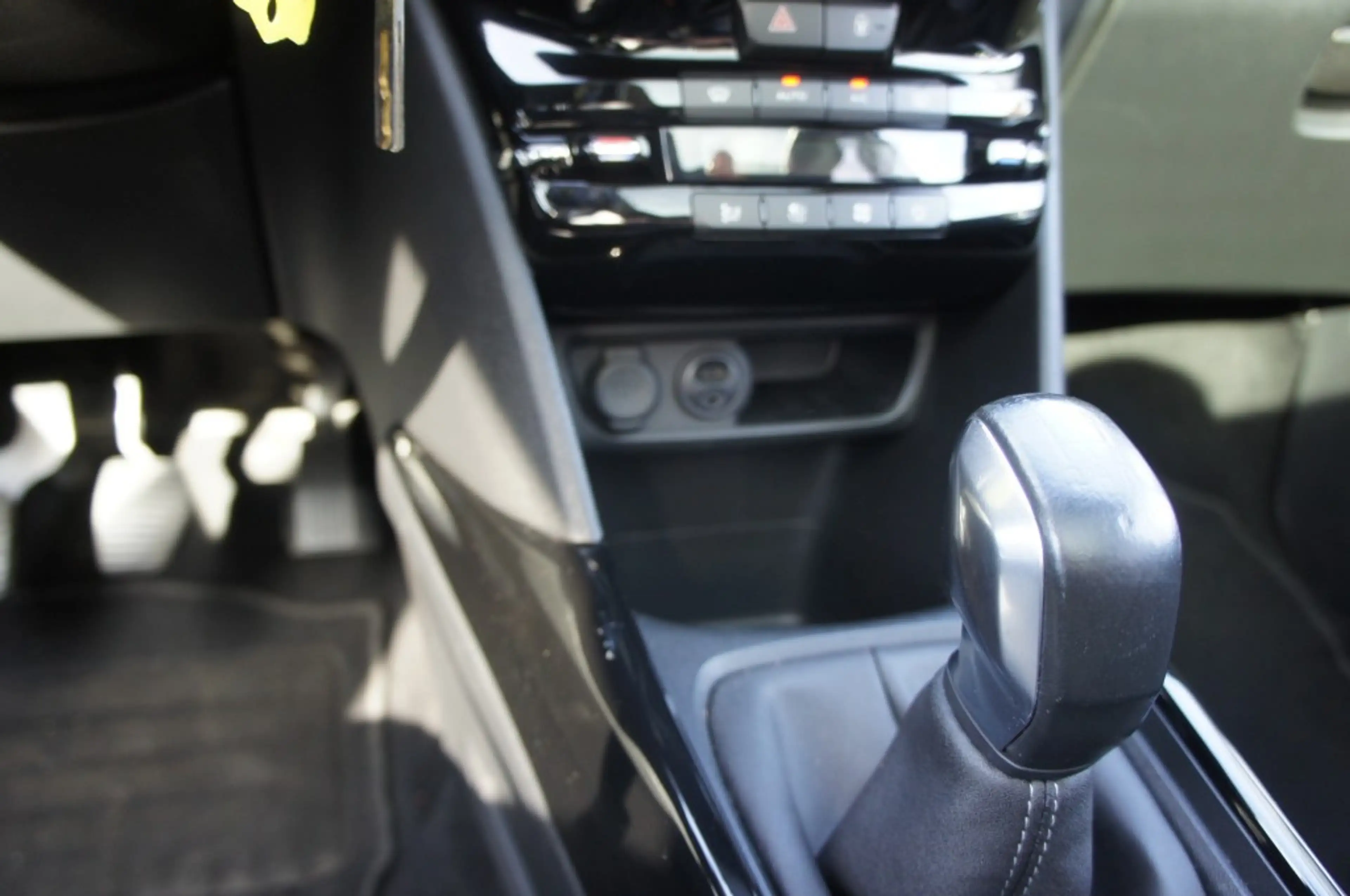 Peugeot 2008 1.2 PURETECH ALLURE NAVI/PANO/APPLECARPLAY-ANDROID — photo 14